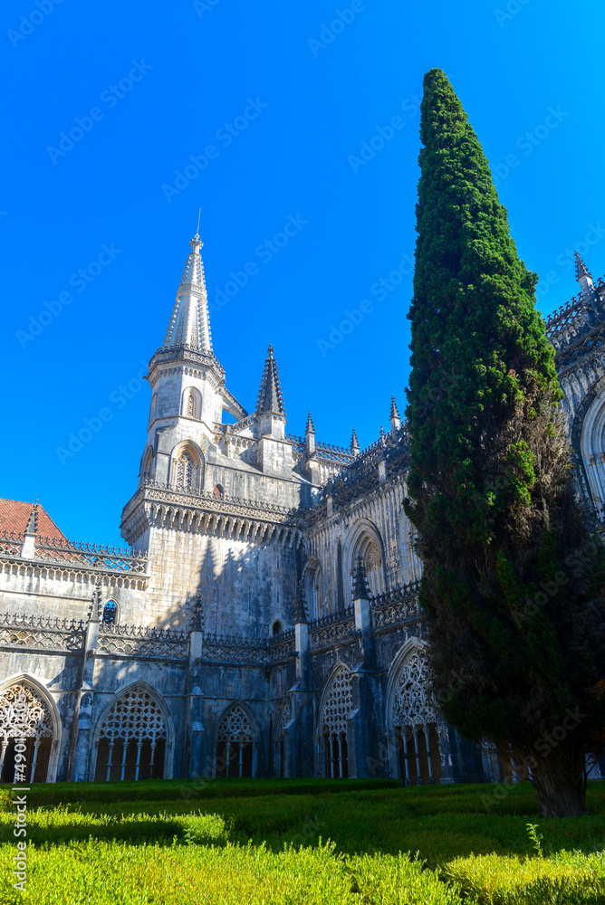 Naklejka premium Königlicher Kreuzgang und Garten im Kloster von Batalha, Portugal
