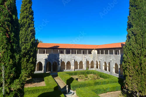 Kreuzgang und Garten im Kloster von Batalha, Portugal