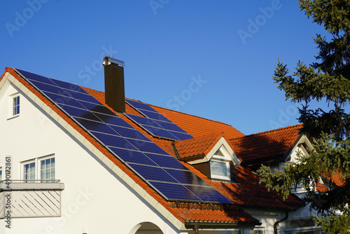 Photovoltaik Panele auf einem luxuriösem Landhaus. Auch im Winter scheint die Sonne und Solarzellen erzeugen Energie. 