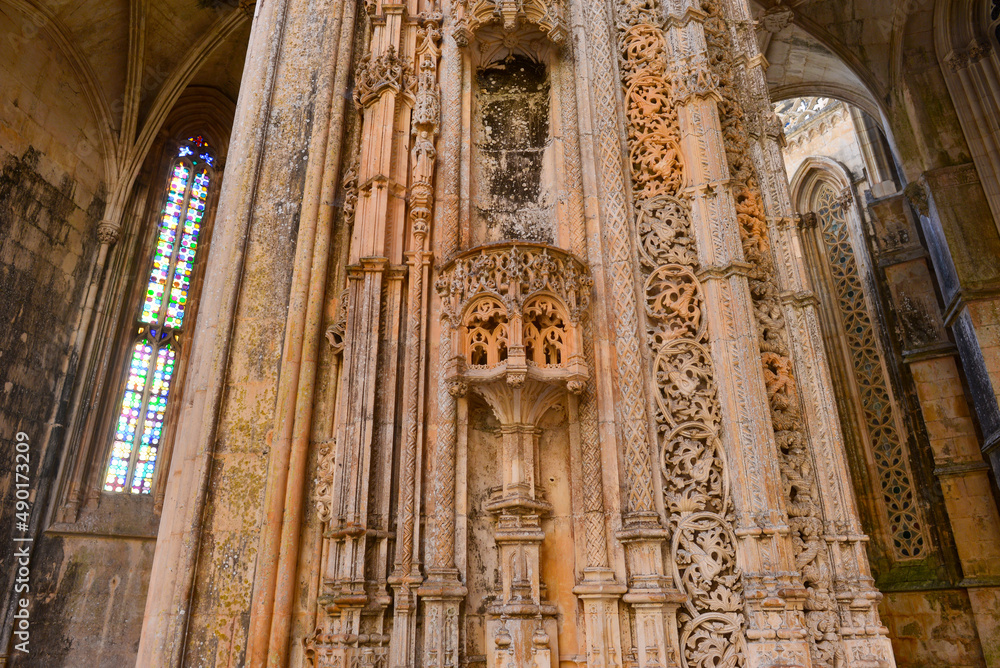 Gotische Reliefs an der Kapellenanlage im Kloster von Batalha, Portugal