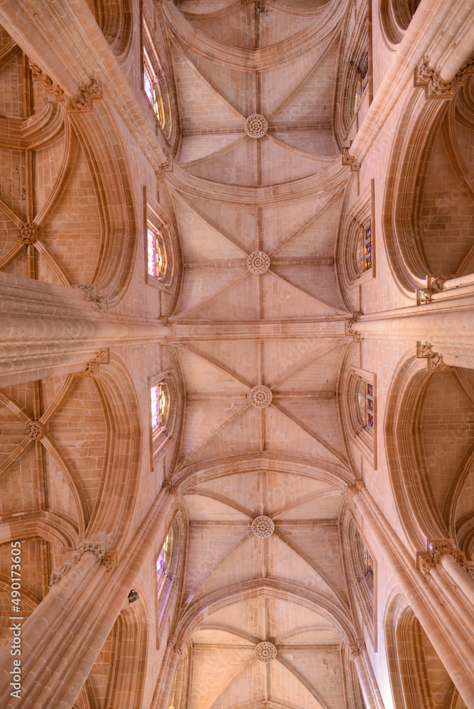 Gothische Decke und Säulen im Kloster von Batalha, Portugal 