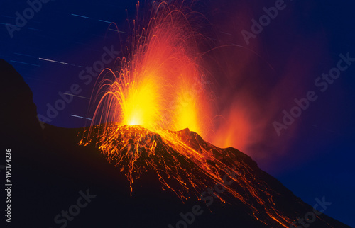 3 Vulkankrater des Stromboli aktiv