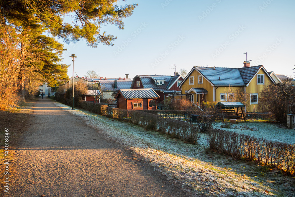 Φωτογραφία View of the street with cozy wooden houses. Stockholm, Sweden.
