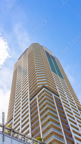 Exterior of high-rise condominium and refreshing blue sky scenery_w_28
