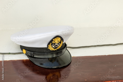 Fotografie White sea captain cap on a wooden surface