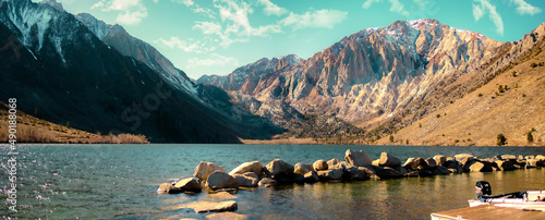 Photo Panoramic landscape of the lakeside mountains at dawn