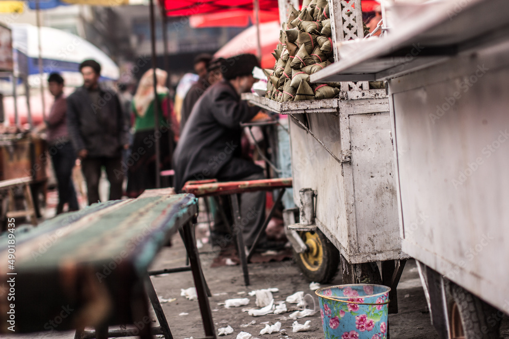 Obraz premium Eating in the market