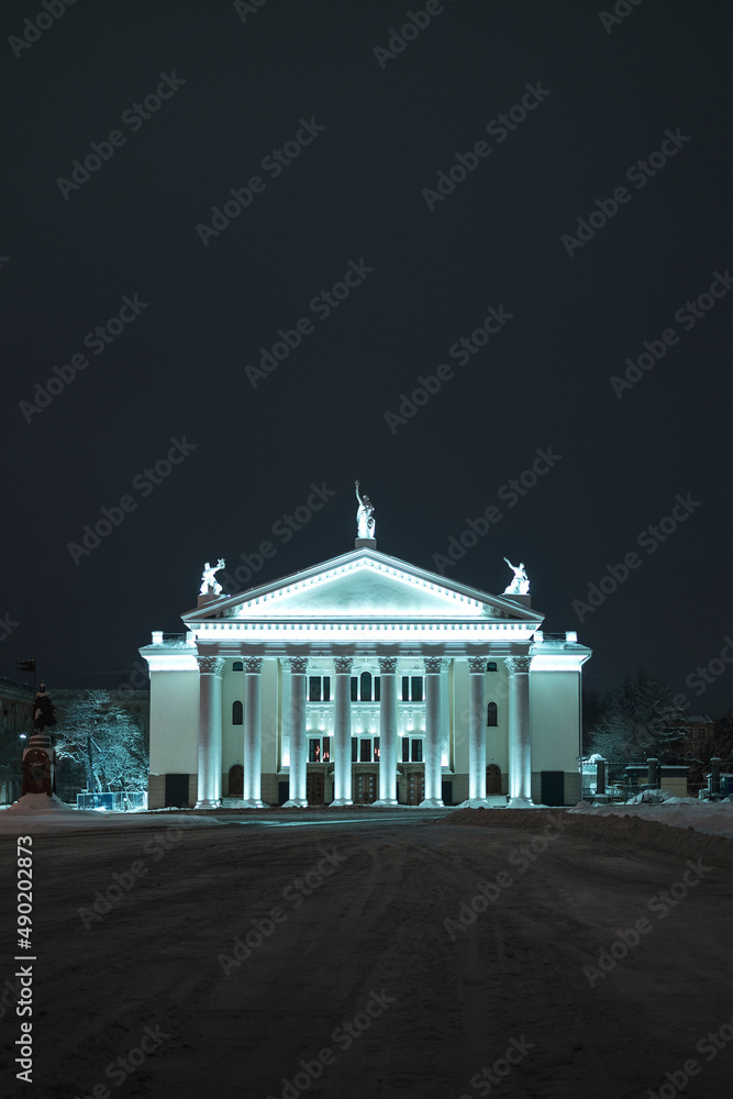 Obraz premium night snowy outdoor city streets, urban evening winter season