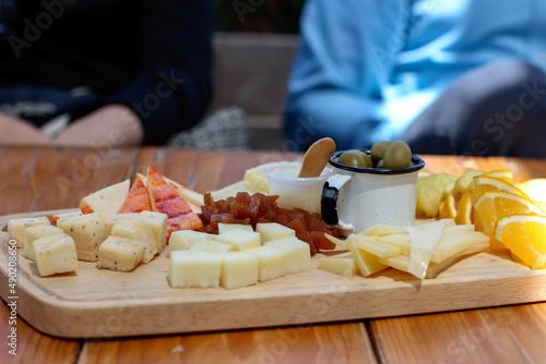 detalle de tabla de quesos y carnes frías para maridar vinos al aire libre photo