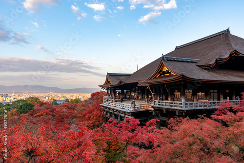 [京都]紅葉の清水寺舞台の風景