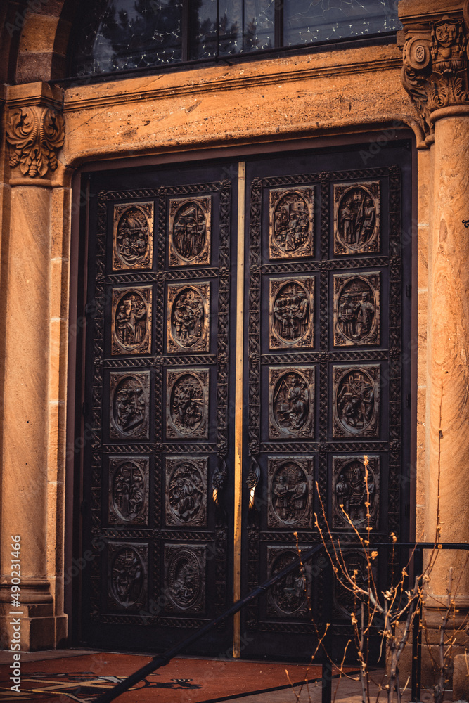 Obraz premium Door of The Cathedral Basilica of St. Francis of Assisi in Santa Fe