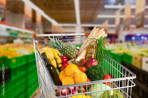 A classic shopping cart in a modern supermarket Fototapet