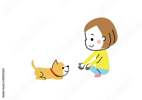 女の子とフセをする柴犬