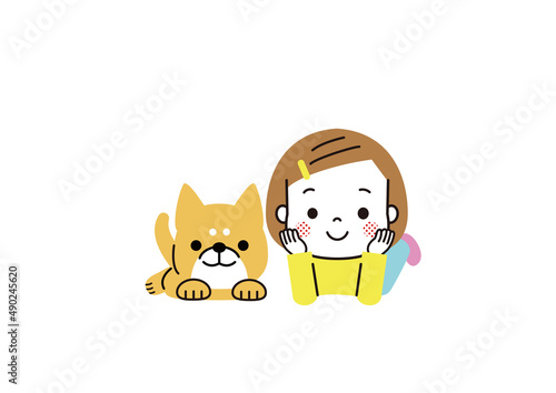 うつぶせで寝転ぶ女の子と柴犬