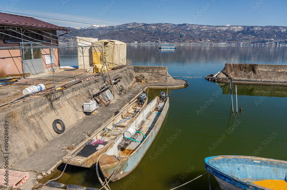 ワカサギ漁の船と諏訪湖