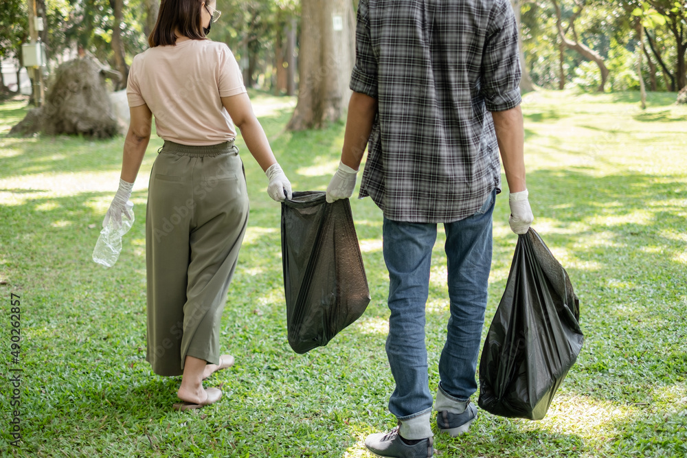 garbage collection, volunteer team pick up plastic bottles, put garbage
