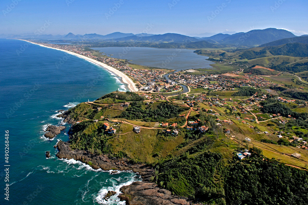 Praia de Ponta Negra e Lagoa de Guarapina. Rio de Janeiro.
