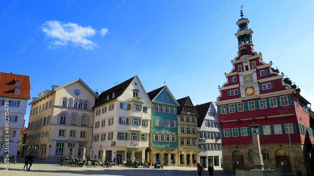 mittelalterlicher Marktplatz von Esslingen mit alten Rathaus und astronomischer Uhr unter blauem Himmel