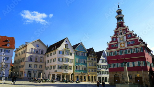 mittelalterlicher Marktplatz von Esslingen mit alten Rathaus und astronomischer Uhr unter blauem Himmel