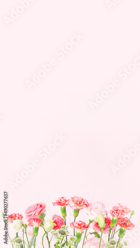 カーネーションとバラのフラワーアレンジメント　ピンク壁紙の縦サイズ