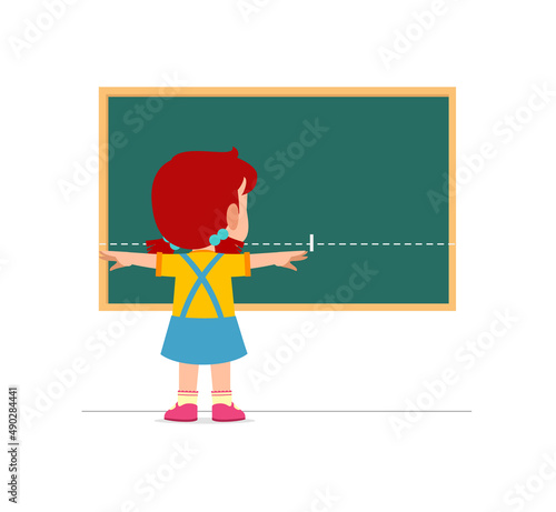 little girl measure width using hand stretch