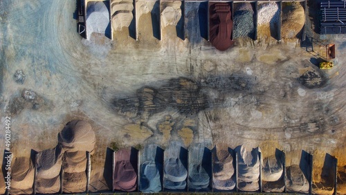 Vue aérienne de bacs à sable et graviers vendus au détail 