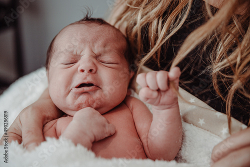 Foto newborn with angry expression showing unpleasant grimaces