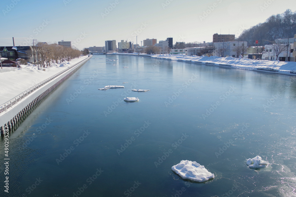 Naklejka premium 凍結した厳冬期の網走川