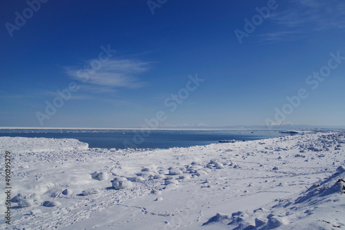 海岸から見る流氷が浮かぶオホーツク海と知床連峰 © y.tanaka