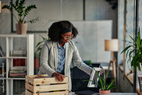 Fotografia Businesswoman unpack her stuff after coming back to work