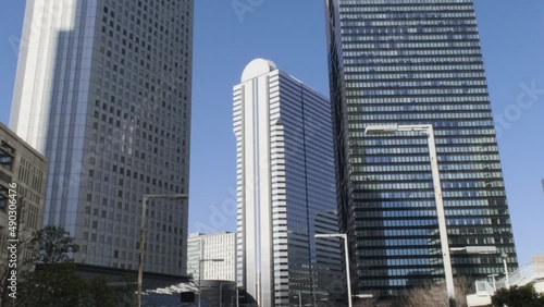 新宿の高層ビル群と青空の映像