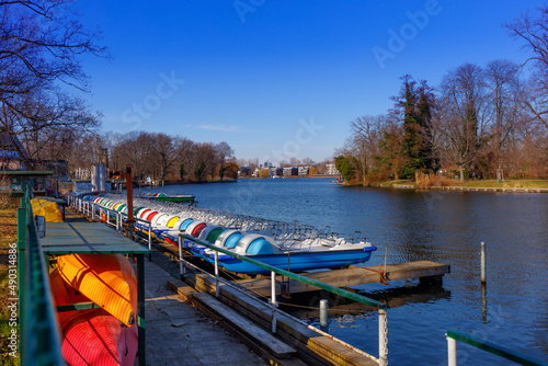 Berlin Spree Bezirk Treptow am Haus Zenner Rummelsburger Uferbereich Spreeufer nahe Rummelsburger Bucht / Stralau, Frühling Bootsverleih, Boot mieten Mietboot Anlegestelle Boote Rent a Boat ausleihe photo