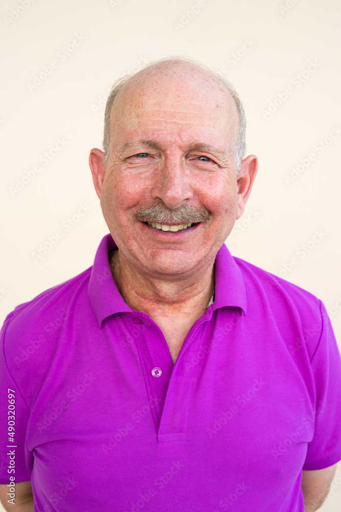 Obraz premium Portrait of senior man looking at camera while smiling
