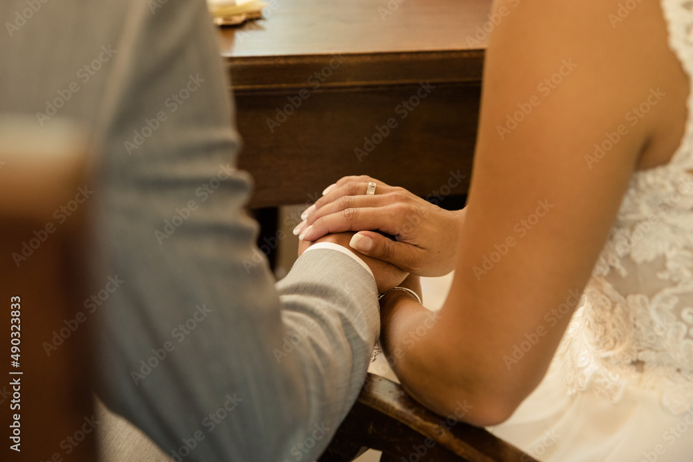 Obraz premium verliebtes Brautpaar während der standesamtlichen Trauung hält Händchn