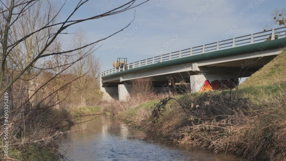 Véhicule agricole circulant sur un pont Véhicule agricole circulant sur un pont