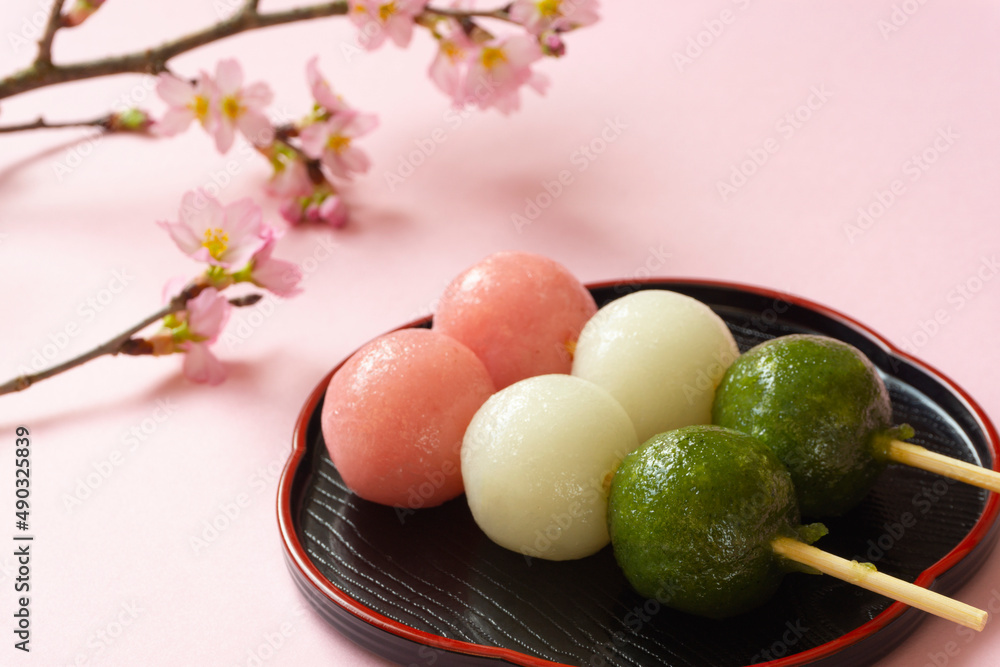 Japanese sweets. Three-color dumplings and Cherry Blossoms. 和菓子。3色団子と桜 Japanese sweets. Three-color dumplings and Cherry Blossoms. 和菓子。3色団子と桜
