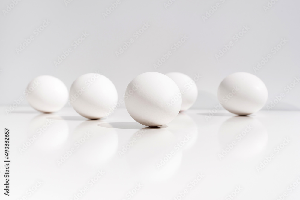 Cinco huevos aislado sobre una mesa blanca Cinco huevos aislado sobre una mesa blanca
