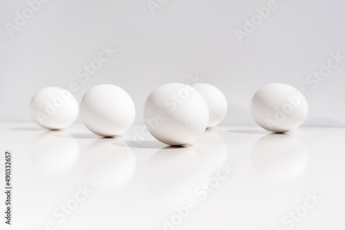 Cinco huevos aislado sobre una mesa blanca 