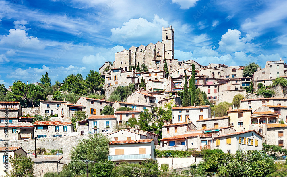 Obraz premium Rural village located on top of a hill