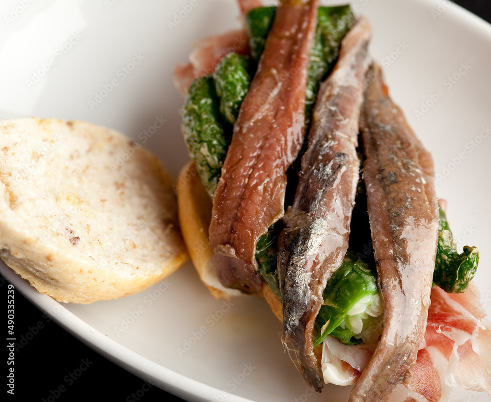 Bocadillito de anchoas con pimientos verdes Bocadillito de anchoas con pimientos verdes