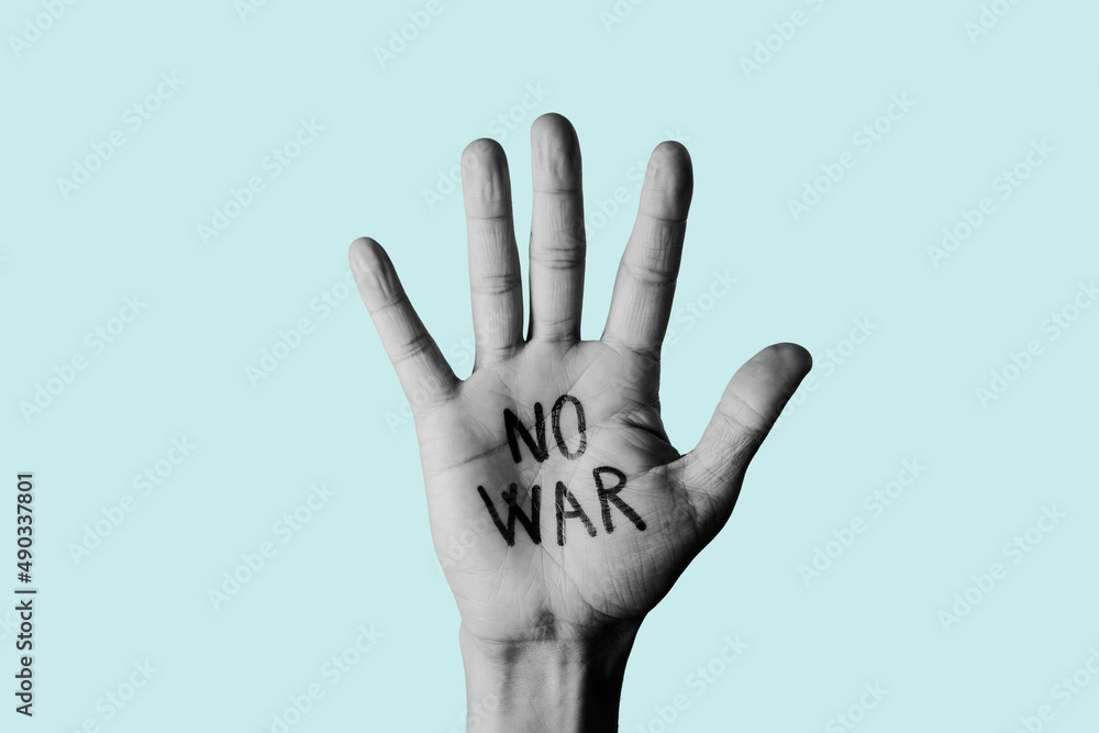 Obraz premium no war written in a raised hand