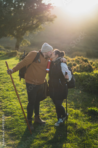 Pareja de chico y chica haci  ndose fotos en un sendero verde de monta  a