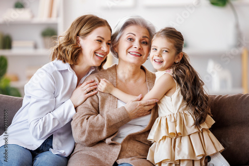 Quadro su tela Happy multi generational family: senior woman with daughter and granddaughter on