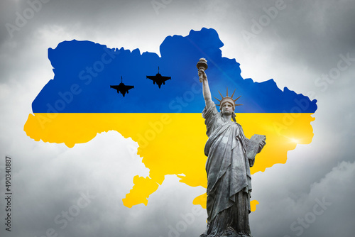 Fototapeta Une carte de l'ukraine et son drapeau avec un symbole de liberté