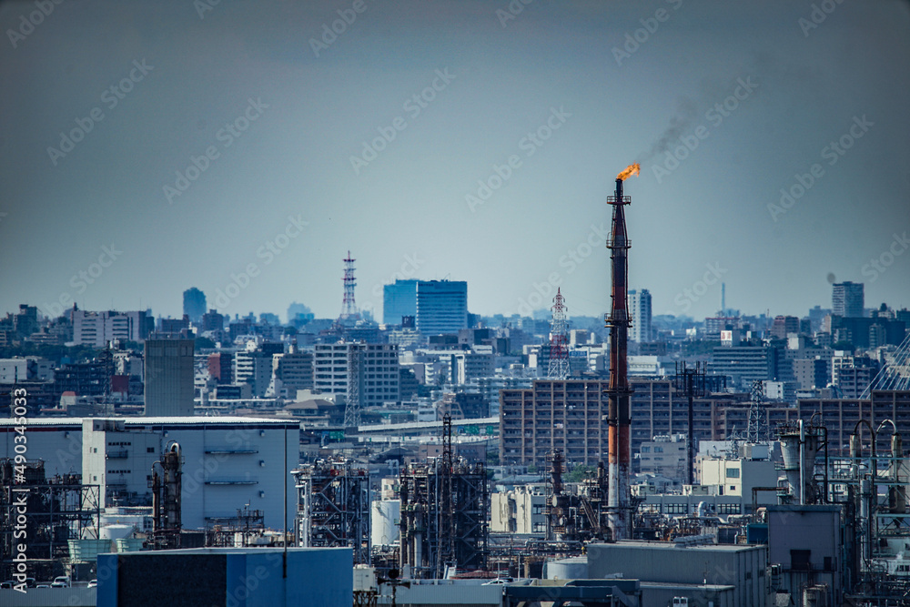 京浜工業地帯と東京のビル群