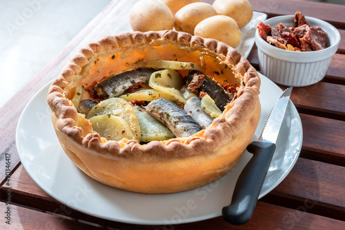 Billede på lærred Deliziosa panada sarda, tipica torta salata ripiena con anguille, patate e pomod
