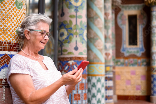 Canvas Print Elderly traveler in the European city standing outdoors of the music hall in Barcelona