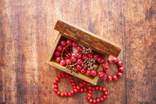 Fototapeta Naklejka Na Ścianę i Meble -  czerwone korale perły i bursztyn w drewnianej skrzyni ,biżuteria 