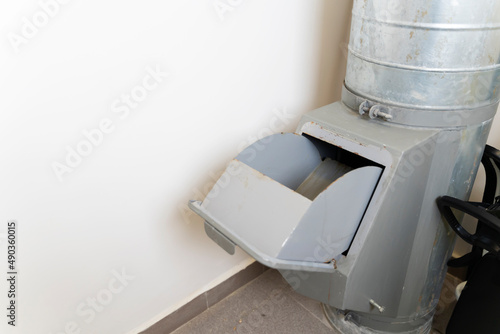 general house garbage chute in an apartment building, the problem of general house garbage chutes in houses.
