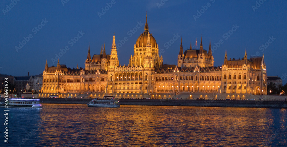 Fototapeta premium Budapest city at night, view of the Parliament